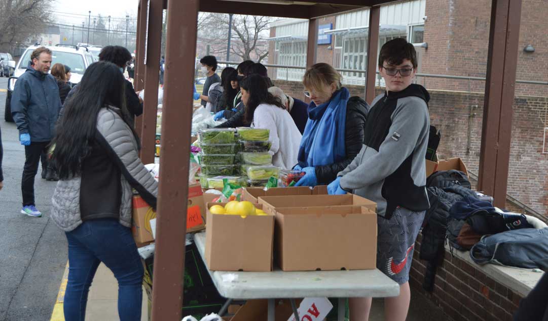 volunteers handing out food 