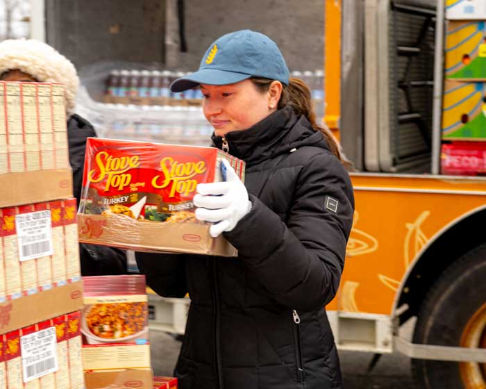 volunteer carrying Stove Top Stuffing boxes